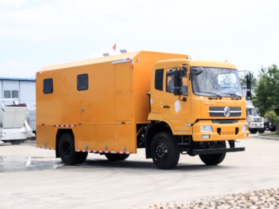 東風(fēng)四驅(qū)自行式炊事車(chē)